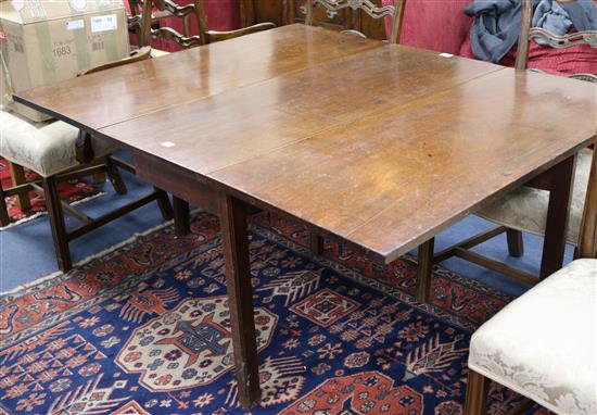 A George III mahogany drop leaf dining table, W.123cm